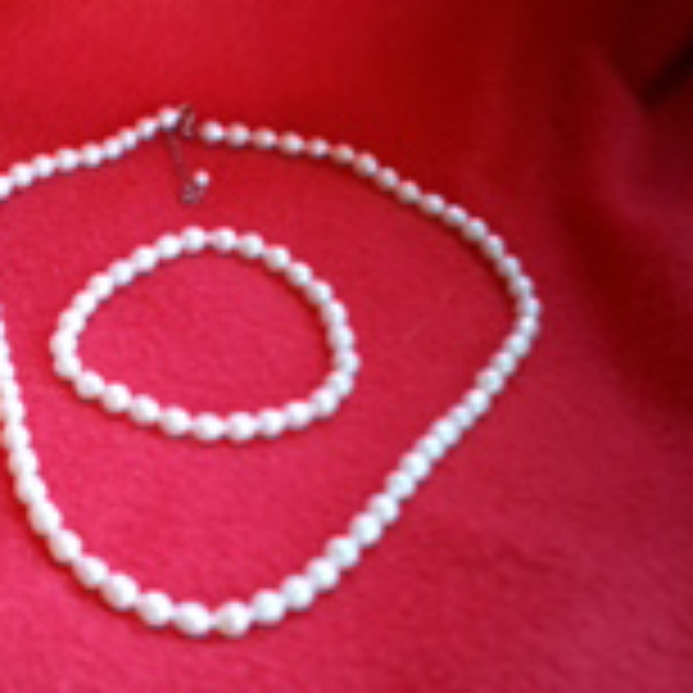 Faux pearl necklace and bracelet set
